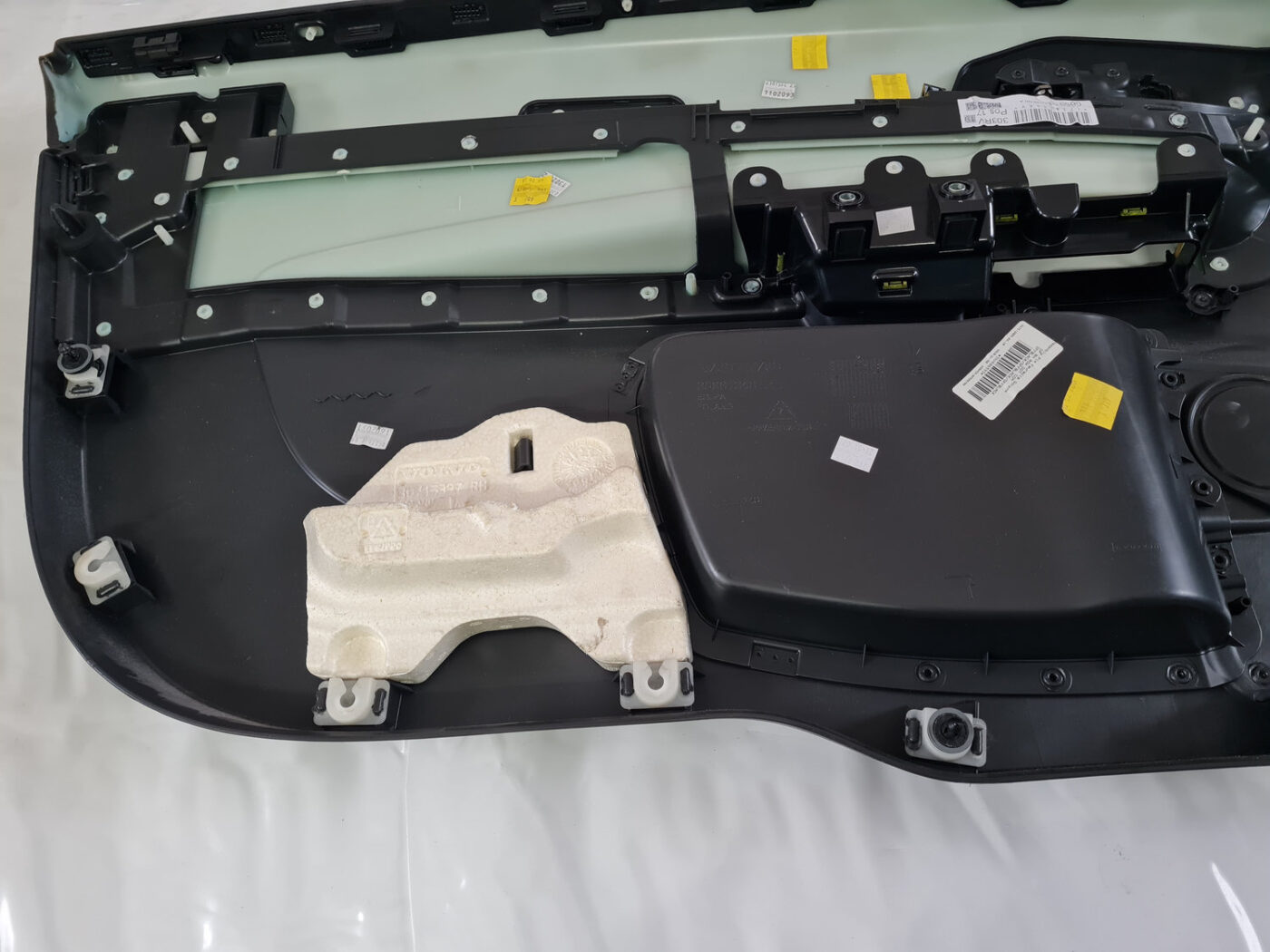 Priekšējo labo durvju apdare priekš VOLVO C30 2009 9 Priekšējo labo durvju apdare priekš VOLVO C30 2009