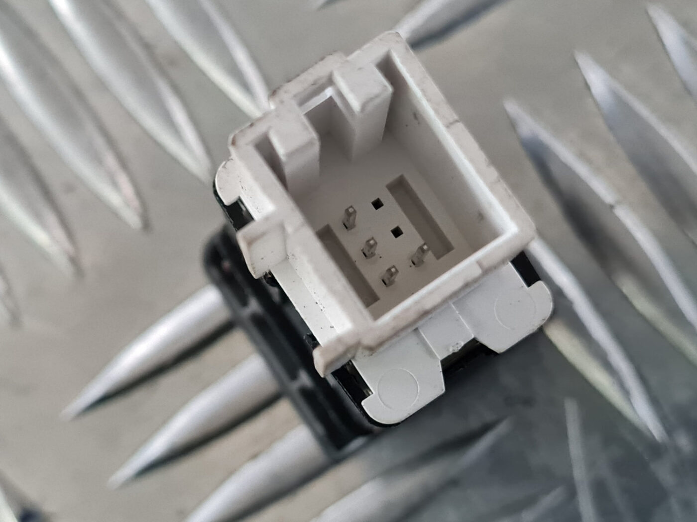 ESP poga priekš VW GOLF 6 2011 3 ESP poga priekš VW GOLF 6 2011