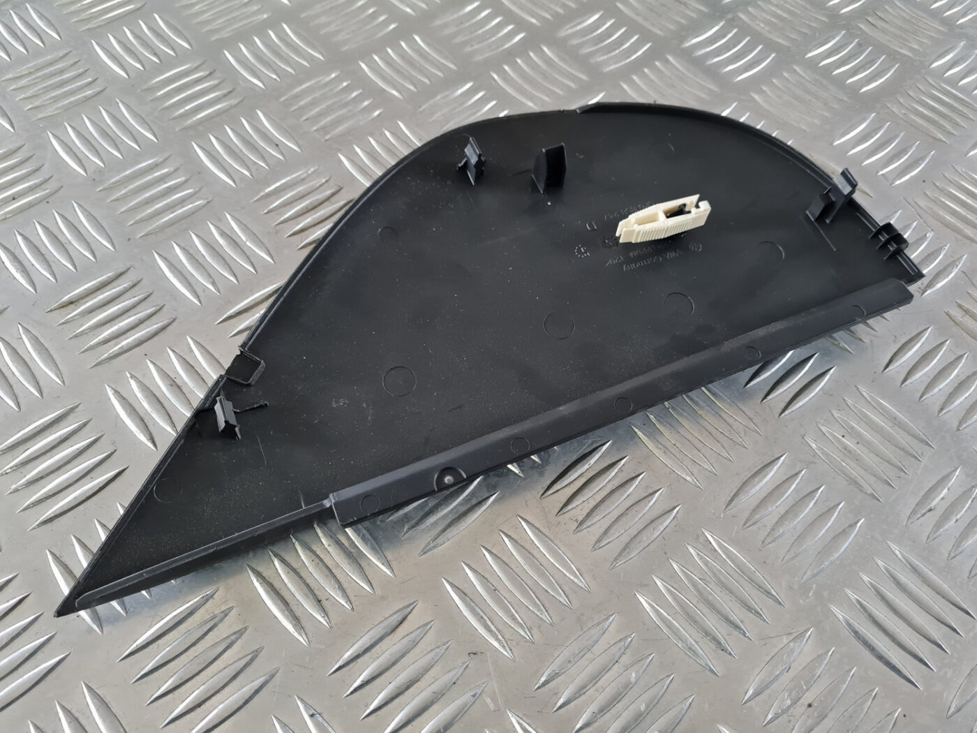 Mērinstrumentu paneļa sānu apdare priekš VW GOLF 6 2011 2 Mērinstrumentu paneļa sānu apdare priekš VW GOLF 6 2011