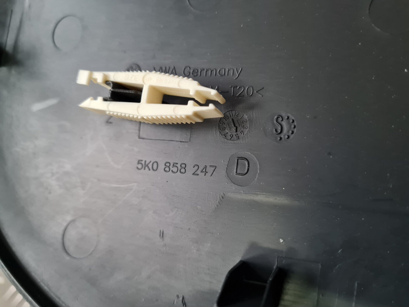 Mērinstrumentu paneļa sānu apdare priekš VW GOLF 6 2011 3 Mērinstrumentu paneļa sānu apdare priekš VW GOLF 6 2011