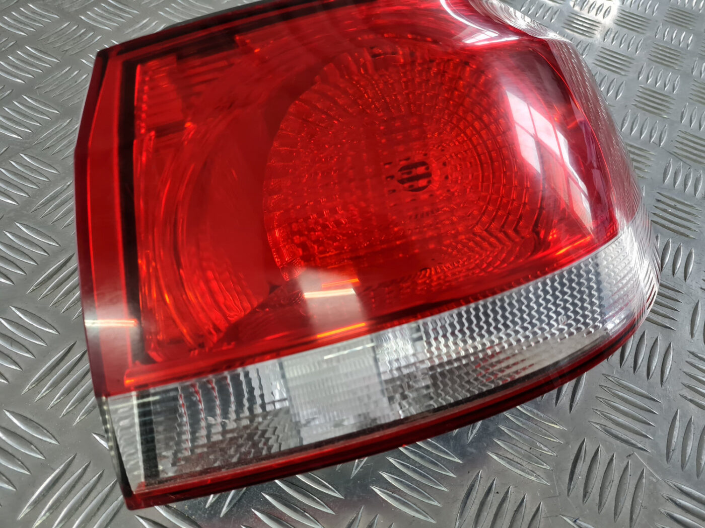 Aizmugurējais labais lukturis priekš VW GOLF 6 2011 2 Aizmugurējais labais lukturis priekš VW GOLF 6 2011