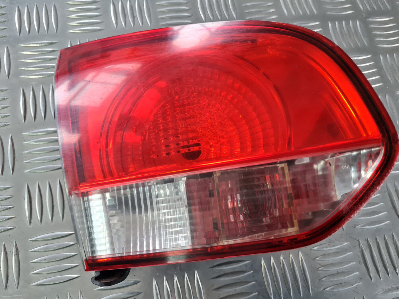 Bagāžnieka vāka kreisais lukturis priekš VW GOLF 6 2011 2 Bagāžnieka vāka kreisais lukturis priekš VW GOLF 6 2011