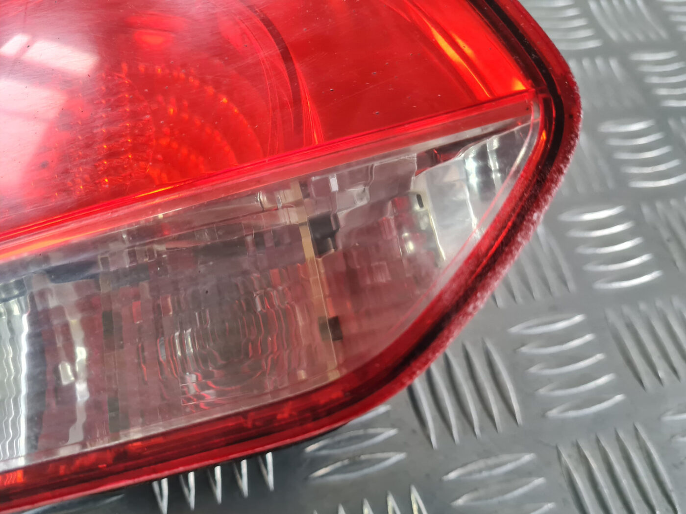 Bagāžnieka vāka kreisais lukturis priekš VW GOLF 6 2011 9 Bagāžnieka vāka kreisais lukturis priekš VW GOLF 6 2011