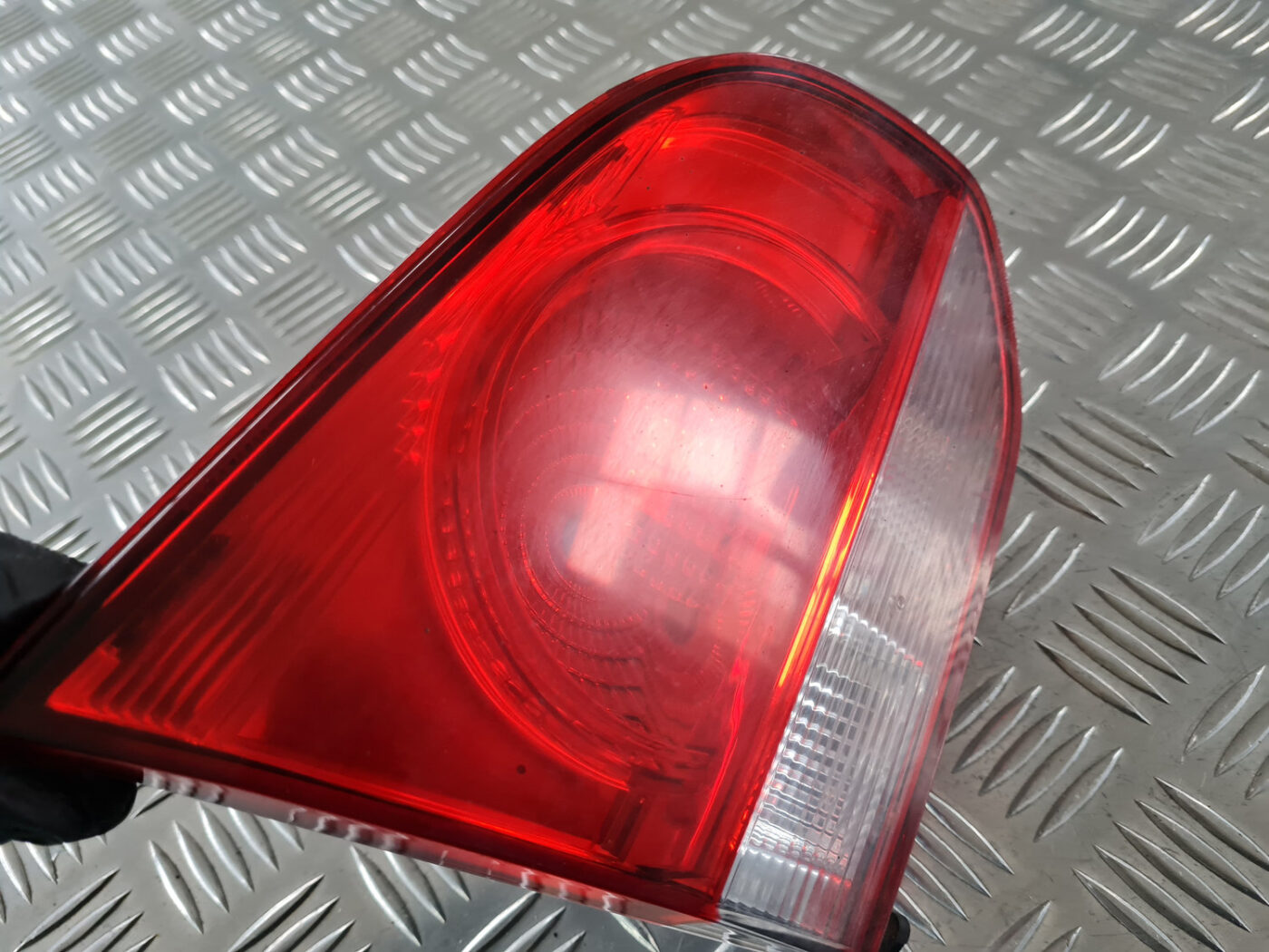 Bagāžnieka vāka kreisais lukturis priekš VW GOLF 6 2011 7 Bagāžnieka vāka kreisais lukturis priekš VW GOLF 6 2011