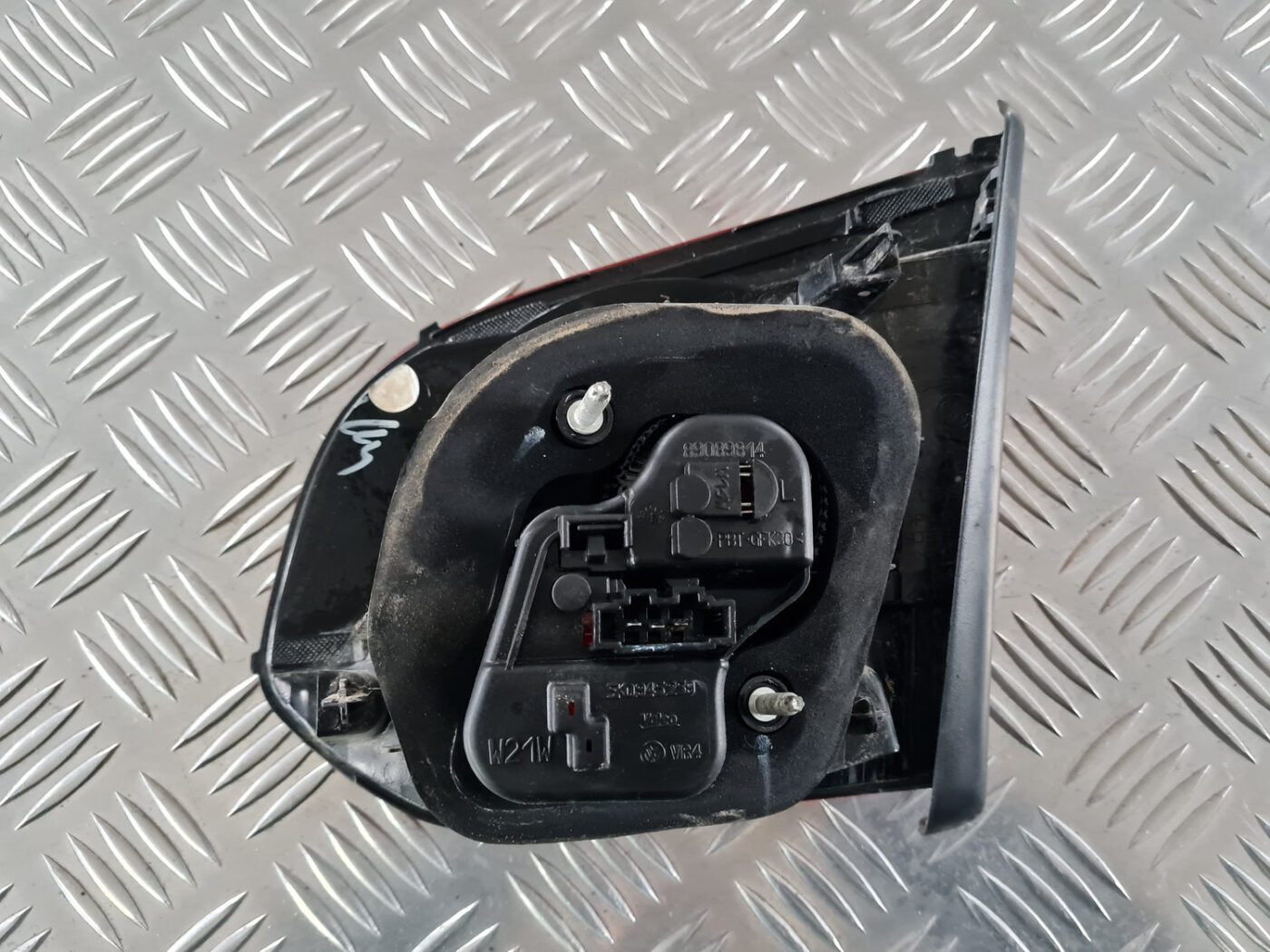 Bagāžnieka vāka kreisais lukturis priekš VW GOLF 6 2011 6 Bagāžnieka vāka kreisais lukturis priekš VW GOLF 6 2011