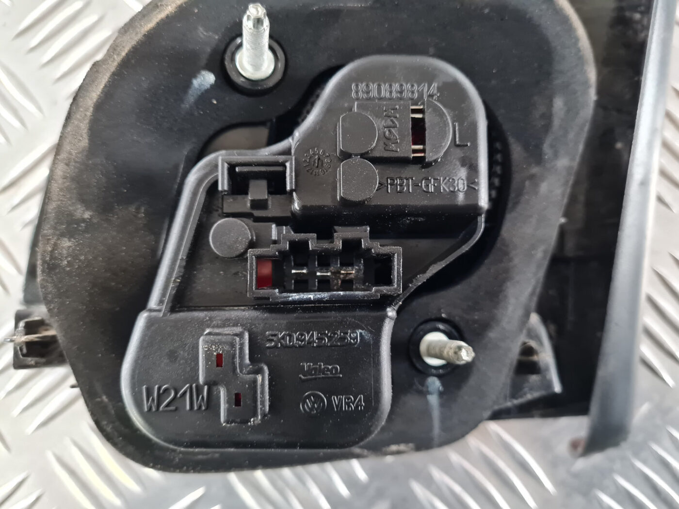 Bagāžnieka vāka kreisais lukturis priekš VW GOLF 6 2011 5 Bagāžnieka vāka kreisais lukturis priekš VW GOLF 6 2011