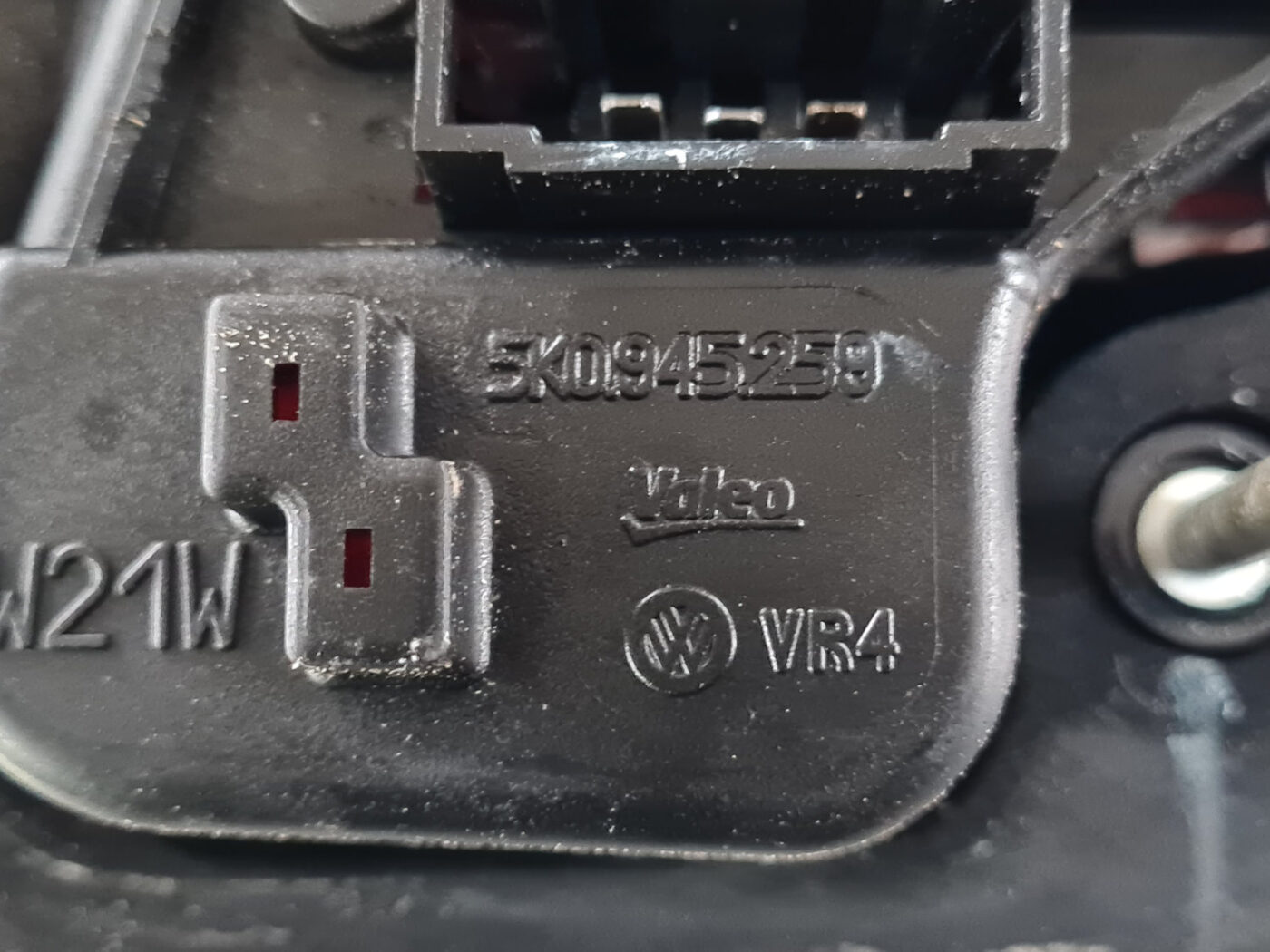 Bagāžnieka vāka kreisais lukturis priekš VW GOLF 6 2011 4 Bagāžnieka vāka kreisais lukturis priekš VW GOLF 6 2011