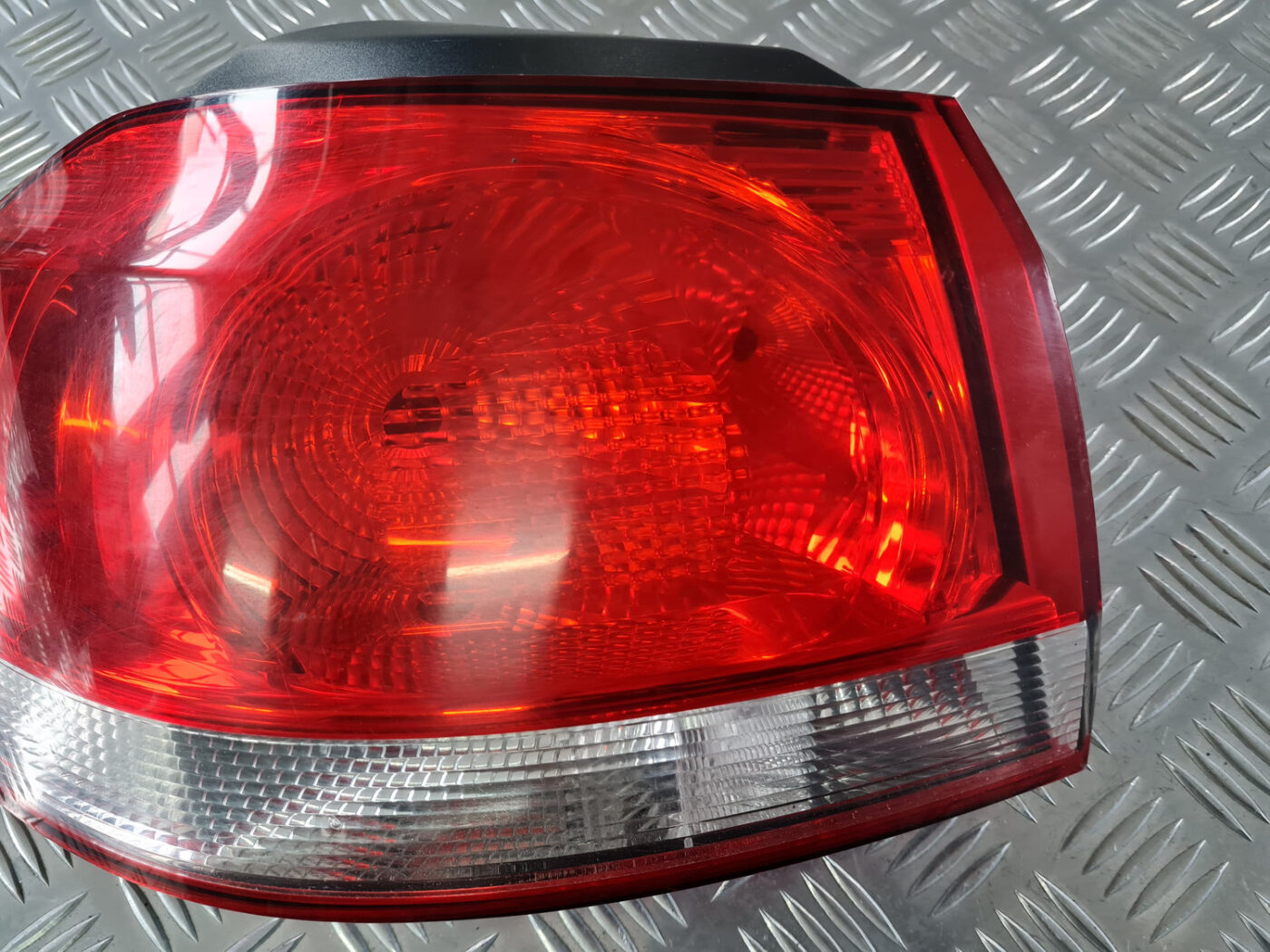 Aizmugurējais kreisais lukturis priekš VW GOLF 6 2011 2 Aizmugurējais kreisais lukturis priekš VW GOLF 6 2011