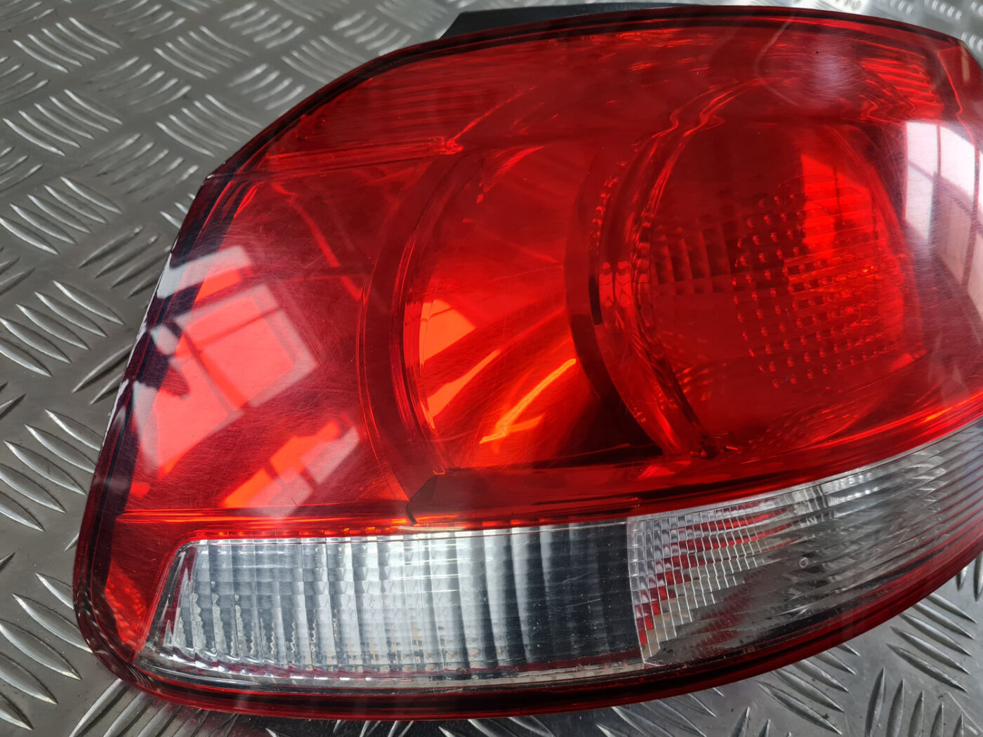 Aizmugurējais kreisais lukturis priekš VW GOLF 6 2011 11 Aizmugurējais kreisais lukturis priekš VW GOLF 6 2011