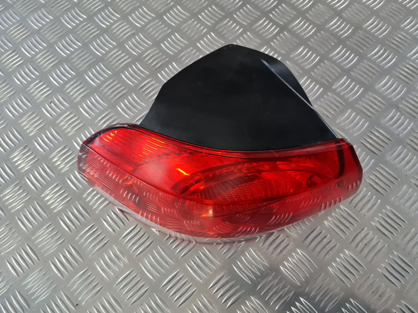 Aizmugurējais kreisais lukturis priekš VW GOLF 6 2011 10 Aizmugurējais kreisais lukturis priekš VW GOLF 6 2011