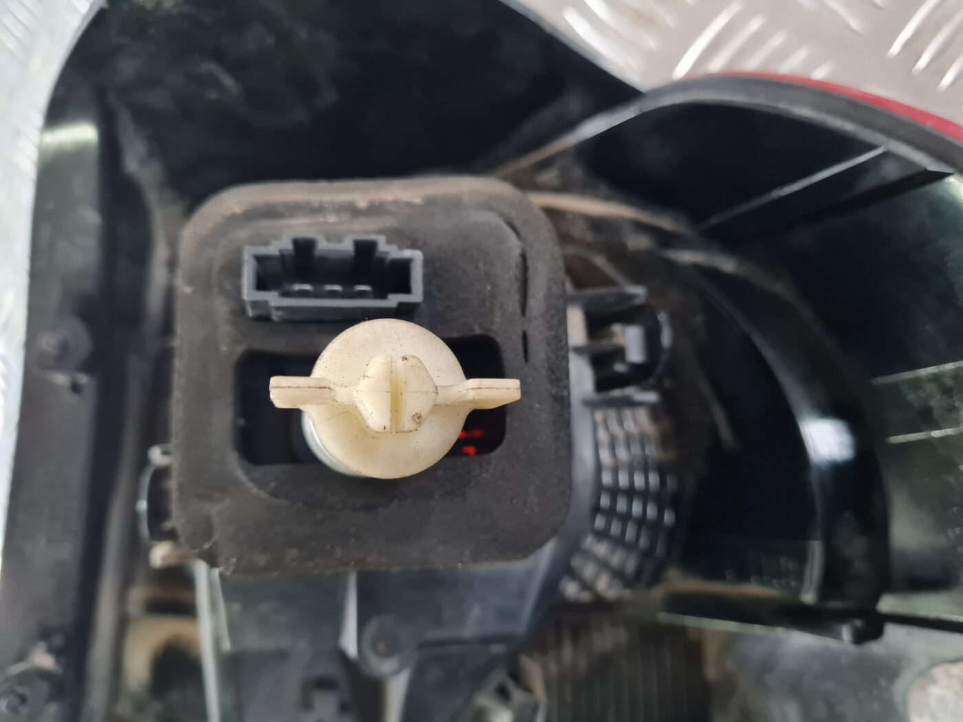 Aizmugurējais kreisais lukturis priekš VW GOLF 6 2011 7 Aizmugurējais kreisais lukturis priekš VW GOLF 6 2011