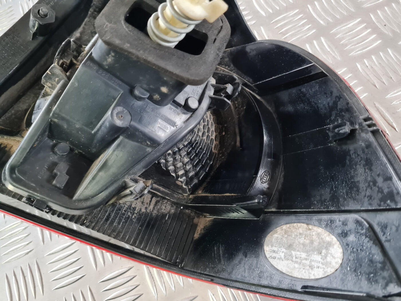 Aizmugurējais kreisais lukturis priekš VW GOLF 6 2011 6 Aizmugurējais kreisais lukturis priekš VW GOLF 6 2011