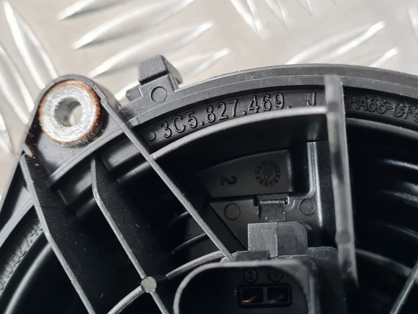 Bagažnieka vāka slēdzenes pogas emblēma priekš VW GOLF 6 2011 4 Bagažnieka vāka slēdzenes pogas emblēma priekš VW GOLF 6 2011