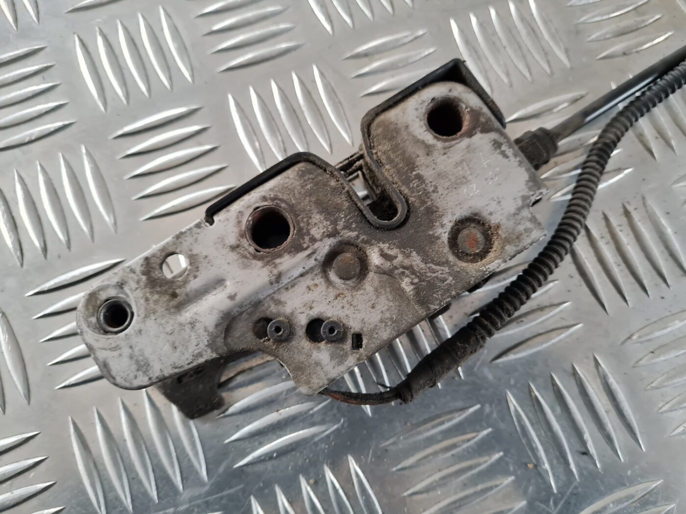 Pārsega slēdzene priekš VW GOLF 6 2011 2 Pārsega slēdzene priekš VW GOLF 6 2011