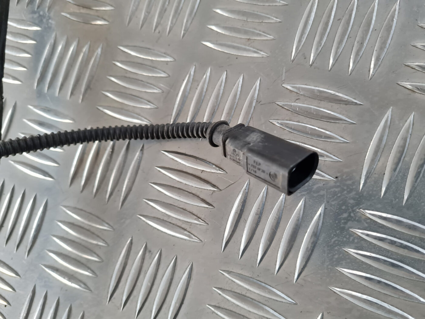 Pārsega slēdzene priekš VW GOLF 6 2011 6 Pārsega slēdzene priekš VW GOLF 6 2011