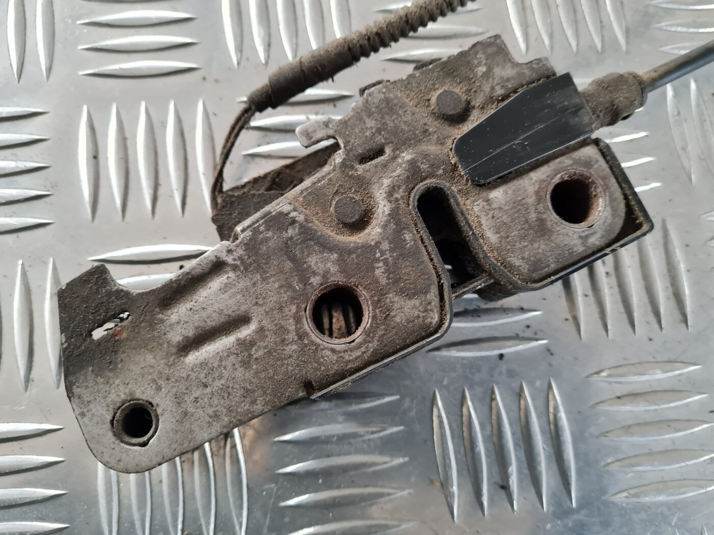 Pārsega slēdzene priekš VW GOLF 6 2011 4 Pārsega slēdzene priekš VW GOLF 6 2011