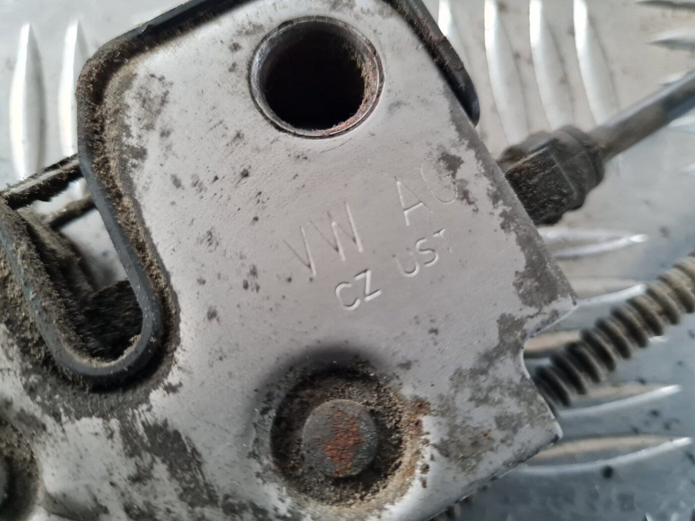 Pārsega slēdzene priekš VW GOLF 6 2011 3 Pārsega slēdzene priekš VW GOLF 6 2011