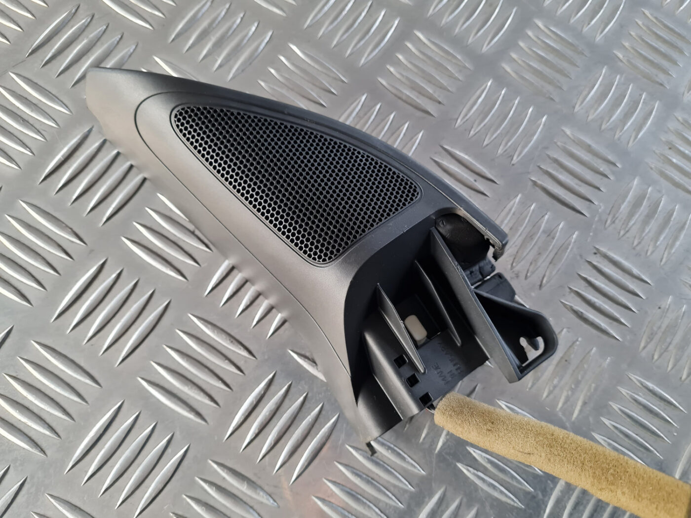 Durvju spoguļa apdares uzlika salonā (ar skaļruni) priekš VW GOLF 6 2011 2 Durvju spoguļa apdares uzlika salonā (ar skaļruni) priekš VW GOLF 6 2011