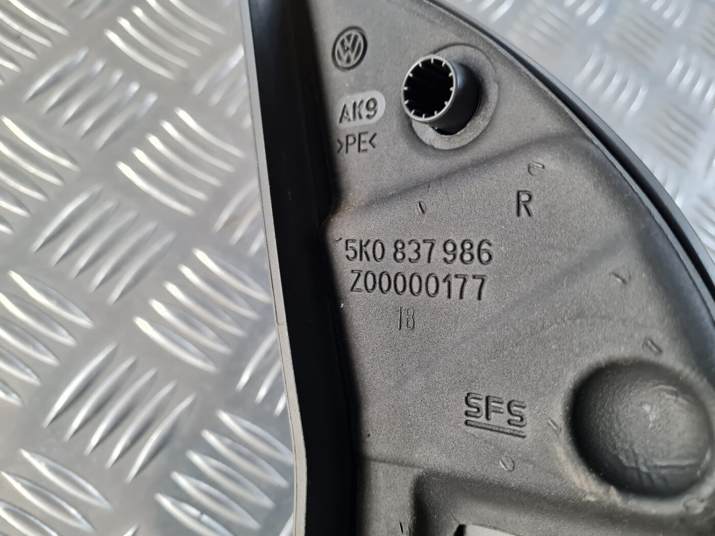 Durvju spoguļa apdares uzlika salonā (ar skaļruni) priekš VW GOLF 6 2011 5 Durvju spoguļa apdares uzlika salonā (ar skaļruni) priekš VW GOLF 6 2011