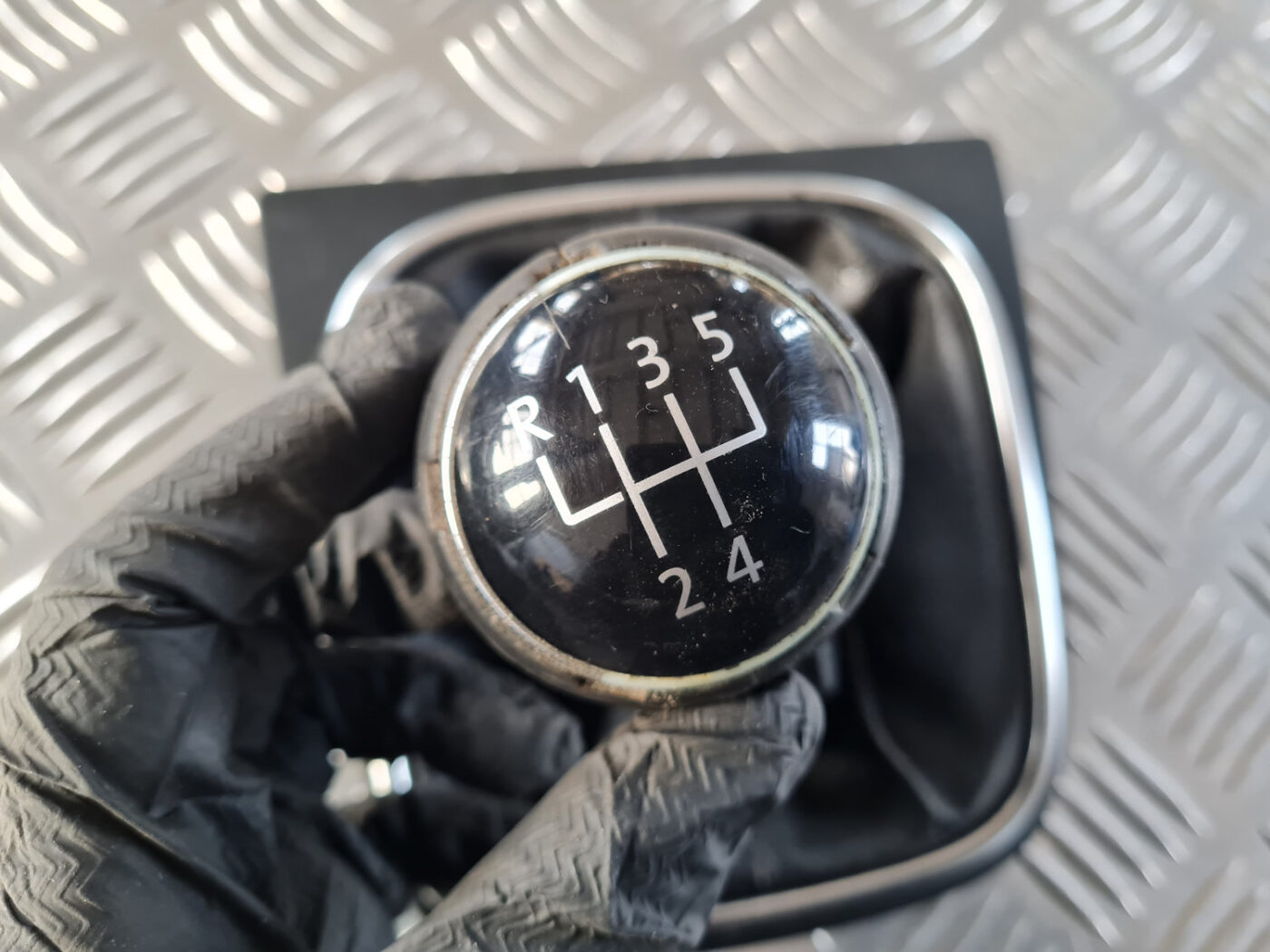 Pārnesumu pārslēgšanas kloķa uzgalis priekš VW GOLF 6 2011 2 Pārnesumu pārslēgšanas kloķa uzgalis priekš VW GOLF 6 2011