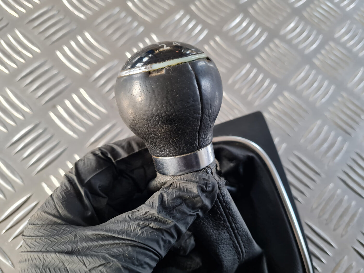 Pārnesumu pārslēgšanas kloķa uzgalis priekš VW GOLF 6 2011 12 Pārnesumu pārslēgšanas kloķa uzgalis priekš VW GOLF 6 2011