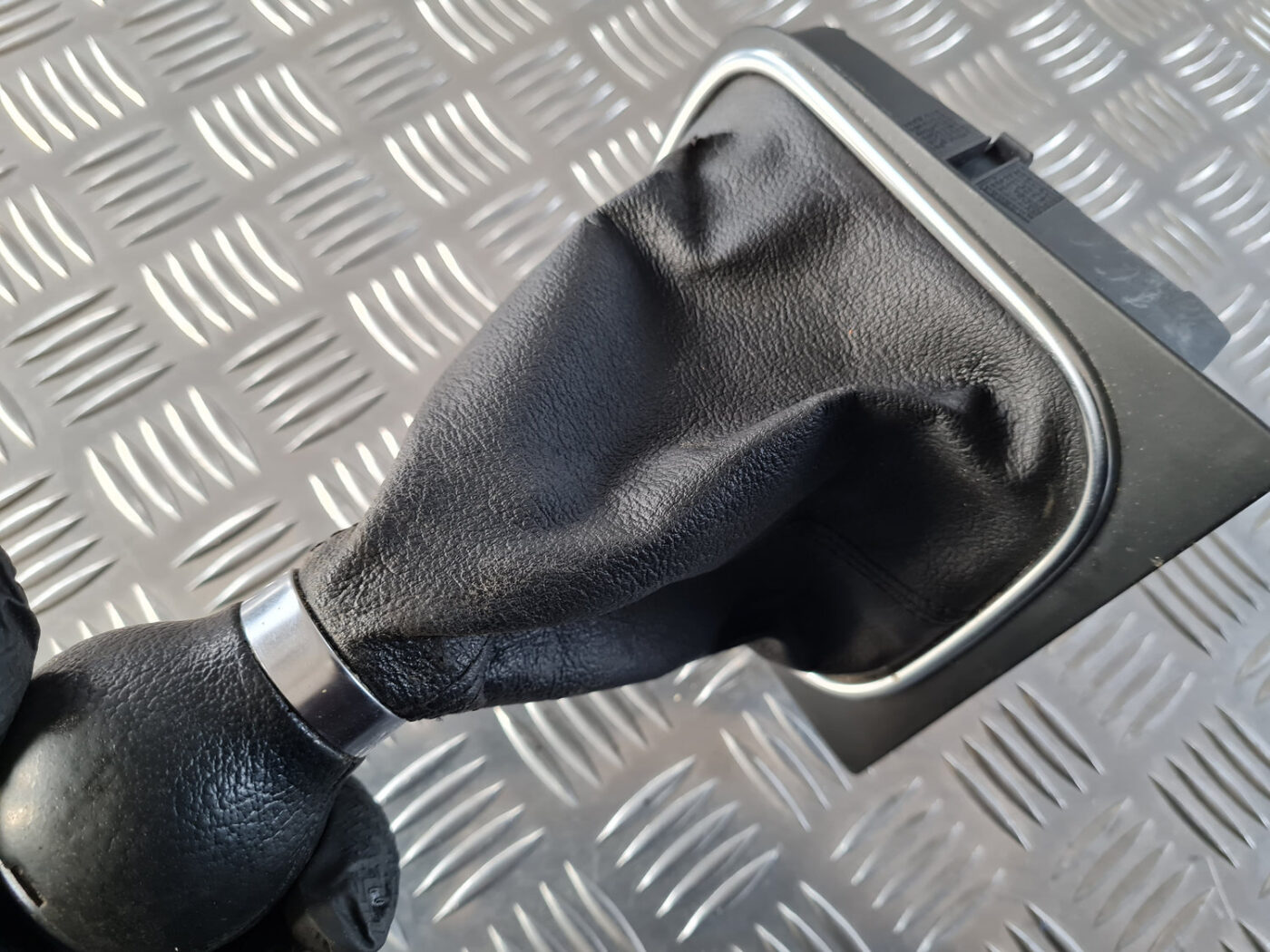 Pārnesumu pārslēgšanas kloķa uzgalis priekš VW GOLF 6 2011 9 Pārnesumu pārslēgšanas kloķa uzgalis priekš VW GOLF 6 2011