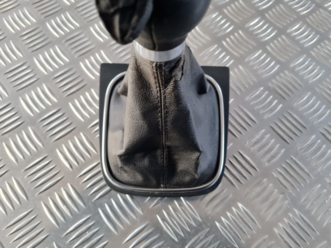 Pārnesumu pārslēgšanas kloķa uzgalis priekš VW GOLF 6 2011 8 Pārnesumu pārslēgšanas kloķa uzgalis priekš VW GOLF 6 2011