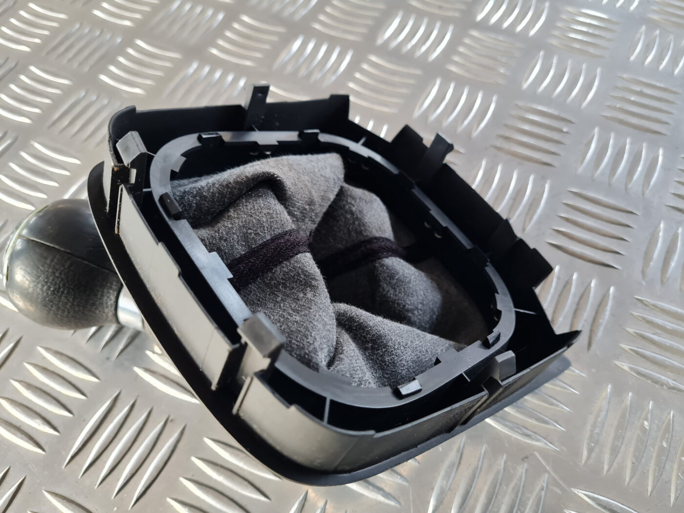 Pārnesumu pārslēgšanas kloķa uzgalis priekš VW GOLF 6 2011 6 Pārnesumu pārslēgšanas kloķa uzgalis priekš VW GOLF 6 2011