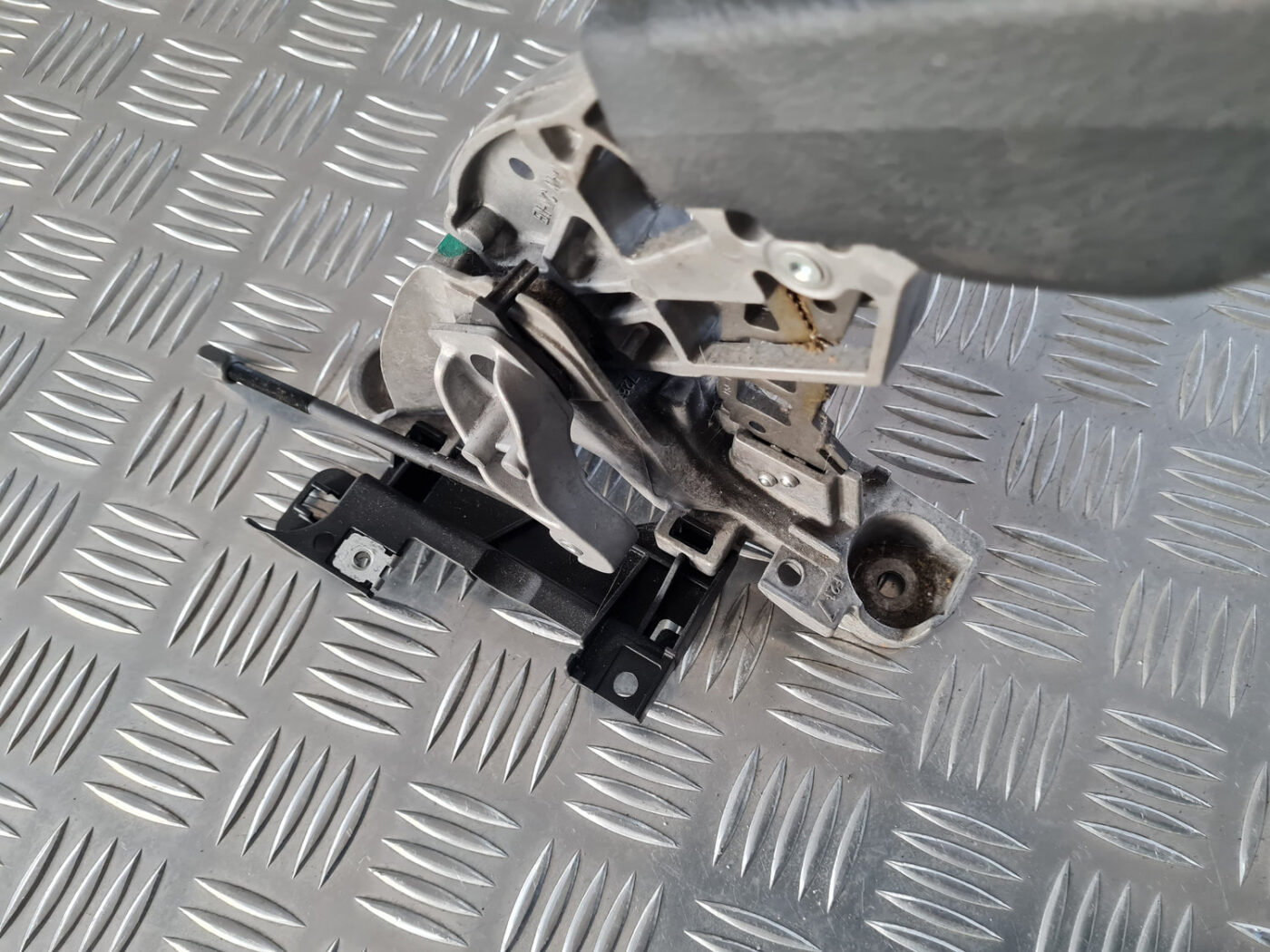 Stāvbremzes svira priekš VW GOLF 6 2011 7 Stāvbremzes svira priekš VW GOLF 6 2011