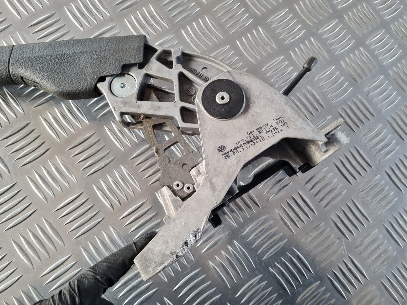 Stāvbremzes svira priekš VW GOLF 6 2011 6 Stāvbremzes svira priekš VW GOLF 6 2011