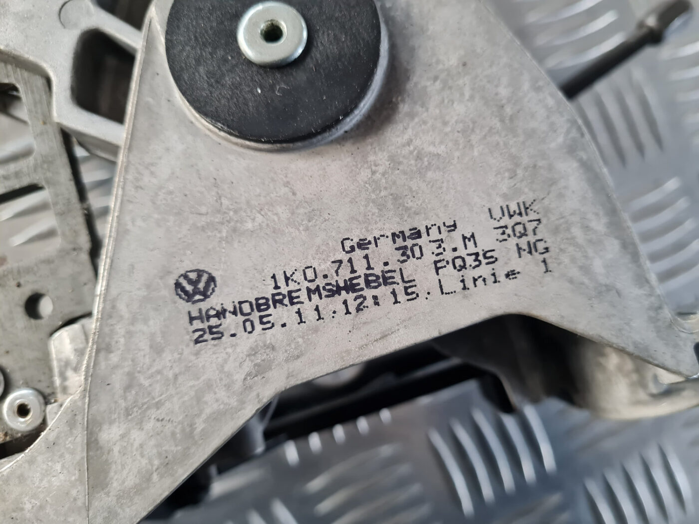 Stāvbremzes svira priekš VW GOLF 6 2011 5 Stāvbremzes svira priekš VW GOLF 6 2011