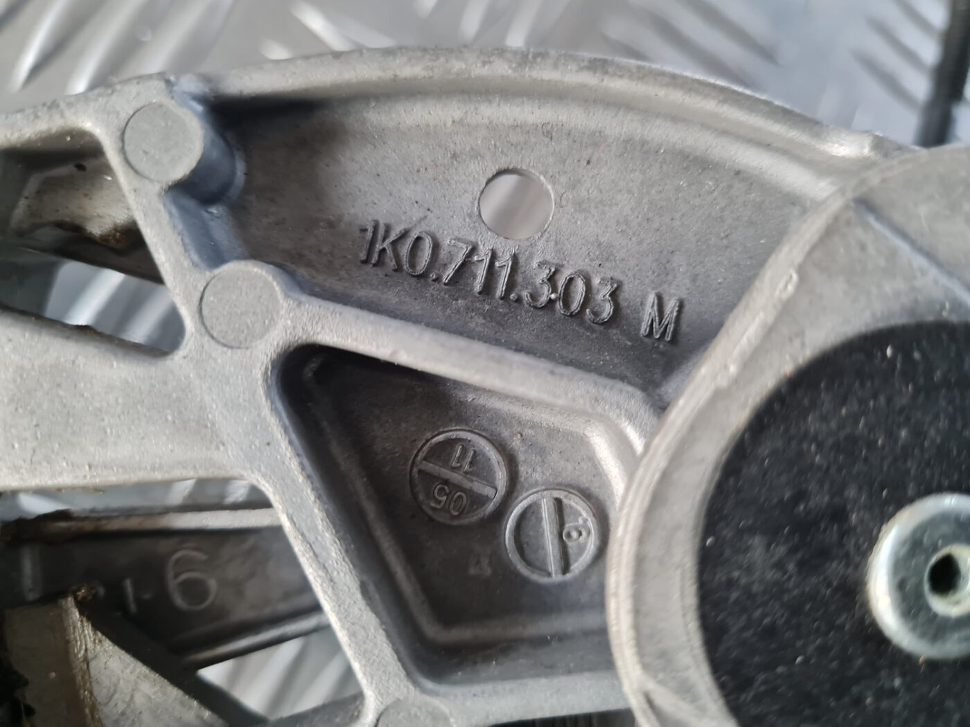 Stāvbremzes svira priekš VW GOLF 6 2011 4 Stāvbremzes svira priekš VW GOLF 6 2011