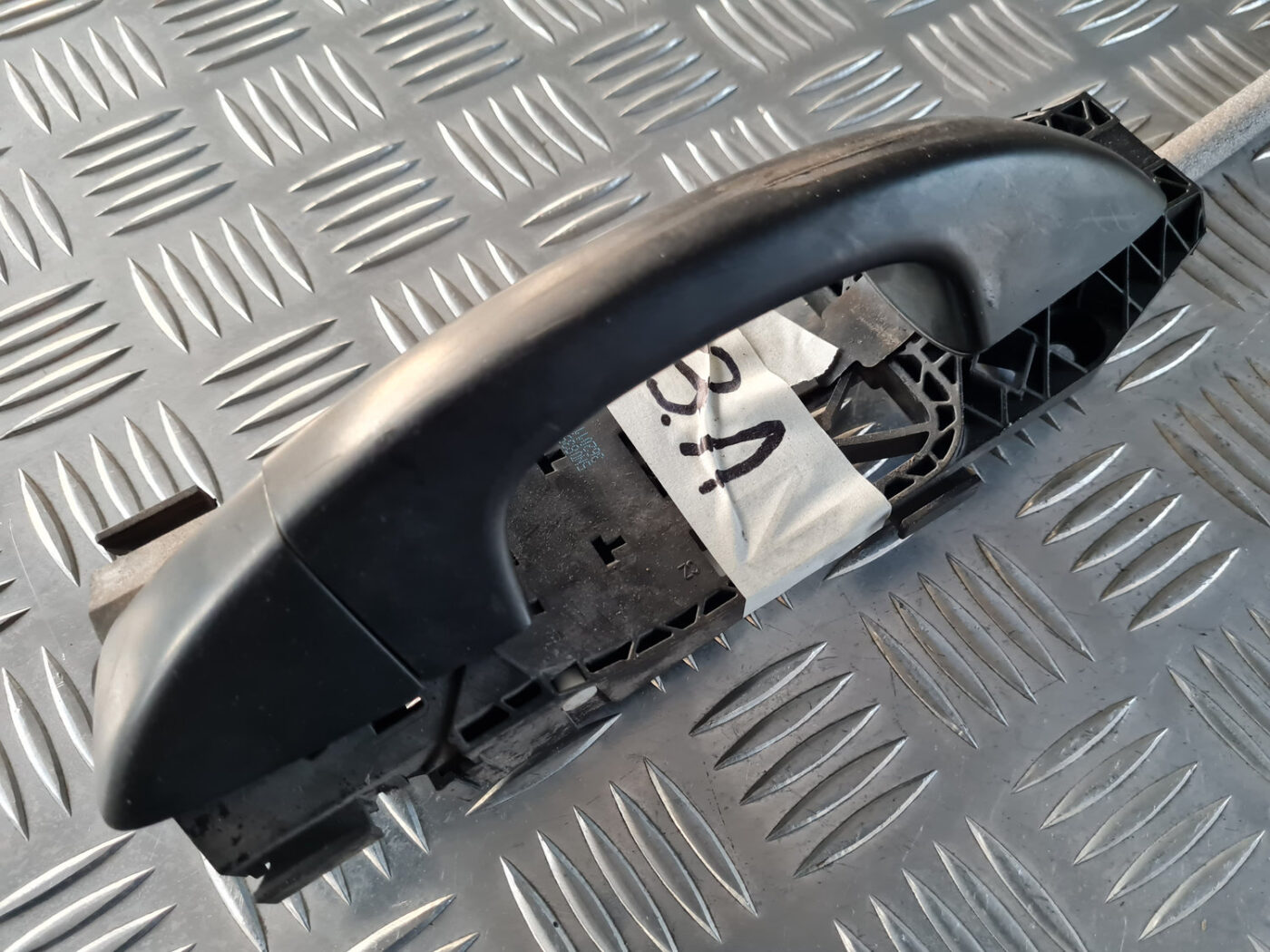 Aizmugurējais kreisais durvju rokturis priekš VW GOLF 6 2011 2 Aizmugurējais kreisais durvju rokturis priekš VW GOLF 6 2011