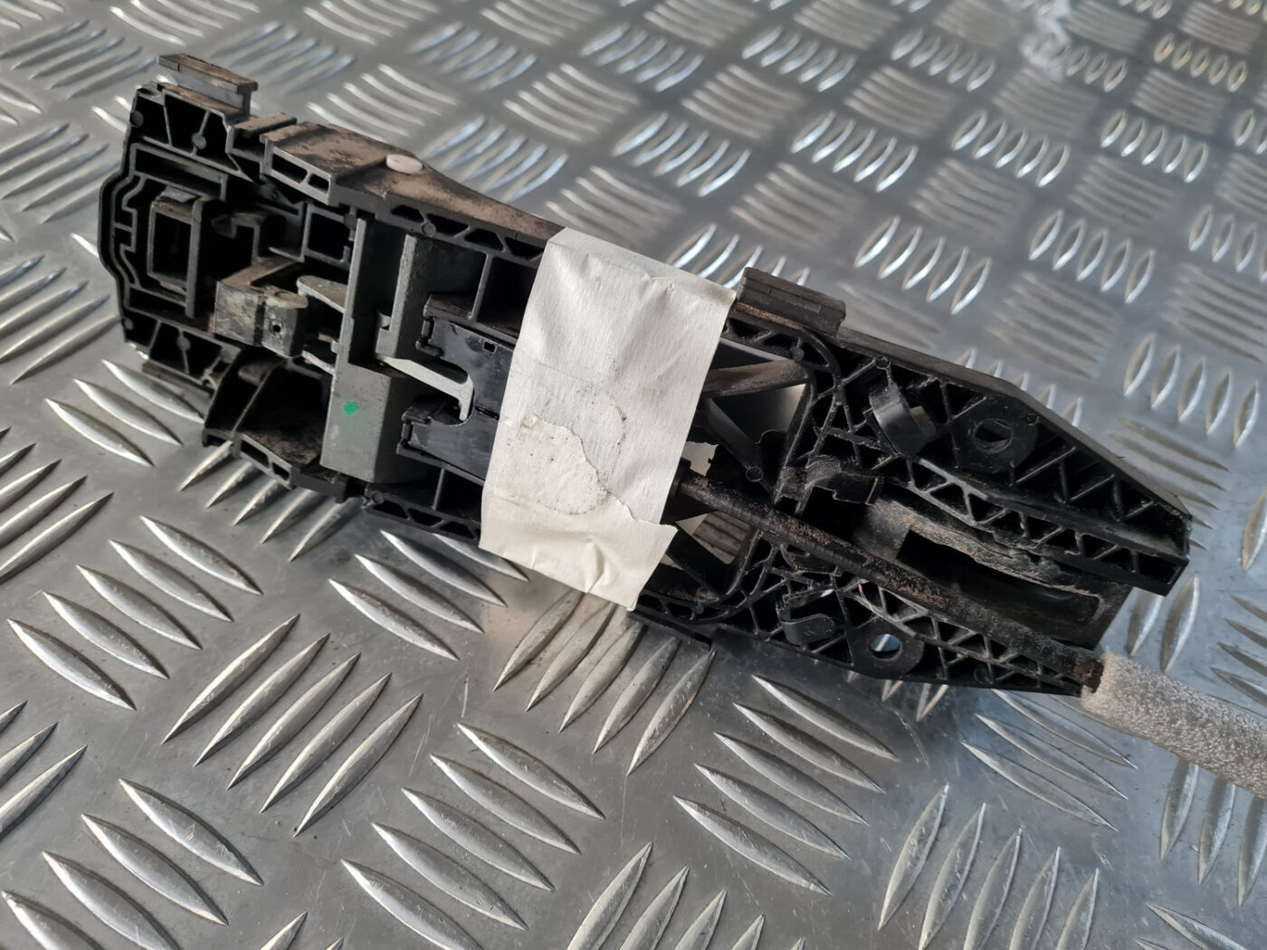 Aizmugurējais kreisais durvju rokturis priekš VW GOLF 6 2011 3 Aizmugurējais kreisais durvju rokturis priekš VW GOLF 6 2011