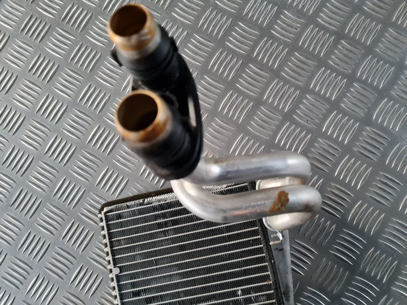 Apsildes sistēmas radiators priekš VW GOLF 6 2011 6 Apsildes sistēmas radiators priekš VW GOLF 6 2011