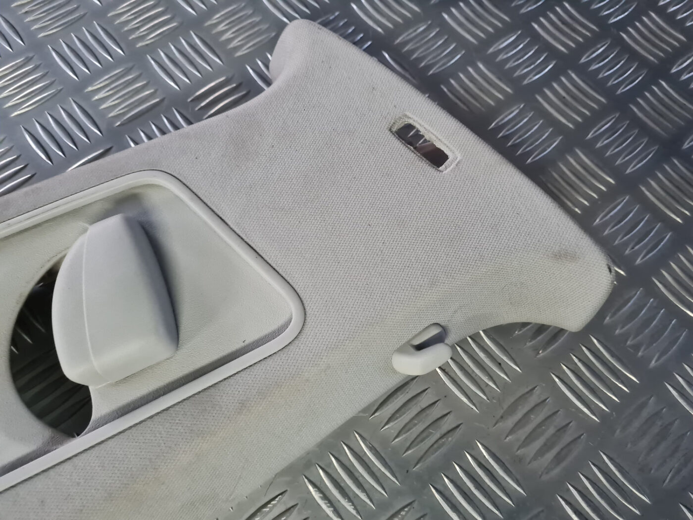 Vidējas salona statnes apdare priekš VW GOLF 6 2011 2 Vidējas salona statnes apdare priekš VW GOLF 6 2011