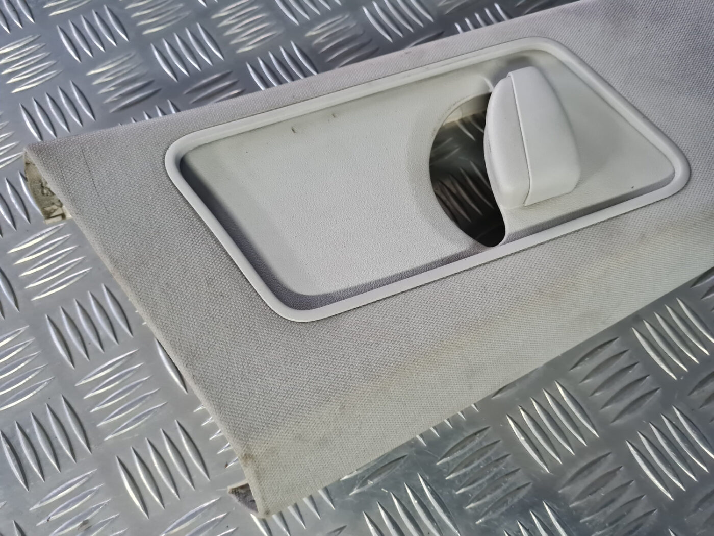 Vidējas salona statnes apdare priekš VW GOLF 6 2011 8 Vidējas salona statnes apdare priekš VW GOLF 6 2011