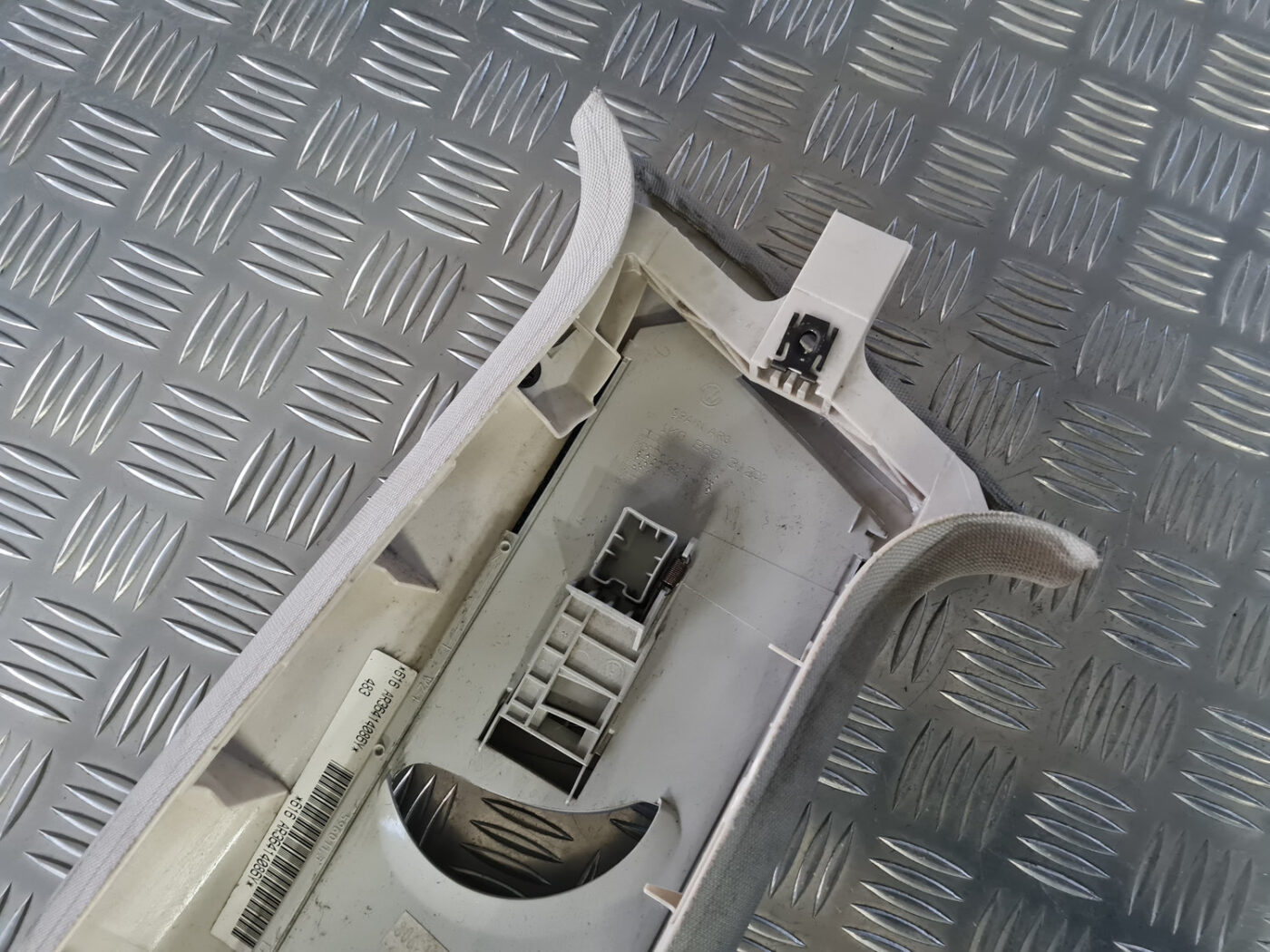 Vidējas salona statnes apdare priekš VW GOLF 6 2011 6 Vidējas salona statnes apdare priekš VW GOLF 6 2011