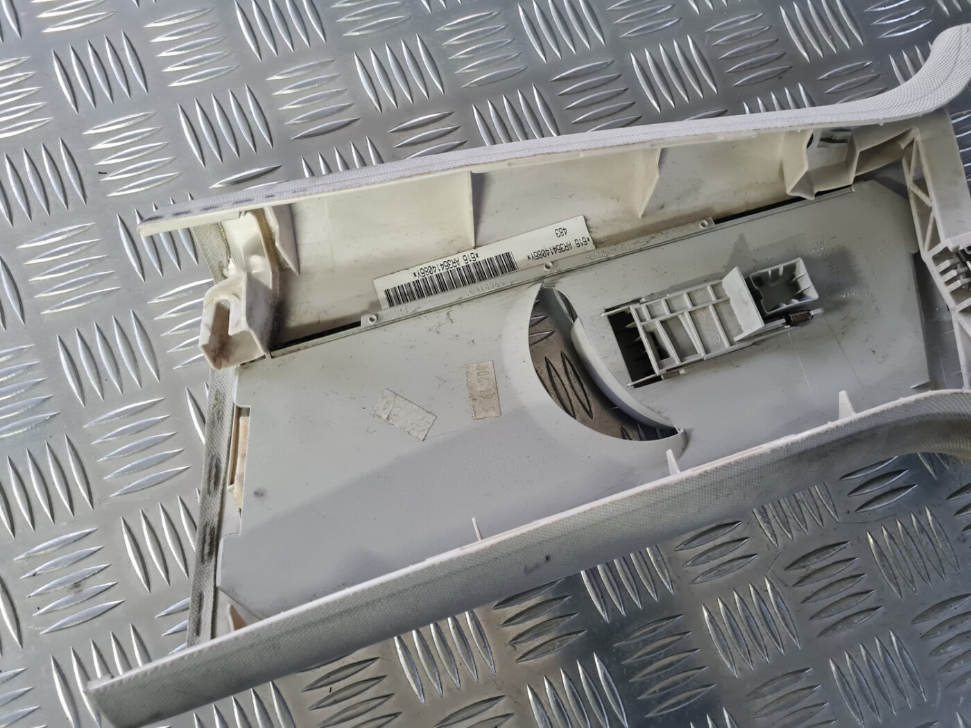 Vidējas salona statnes apdare priekš VW GOLF 6 2011 5 Vidējas salona statnes apdare priekš VW GOLF 6 2011