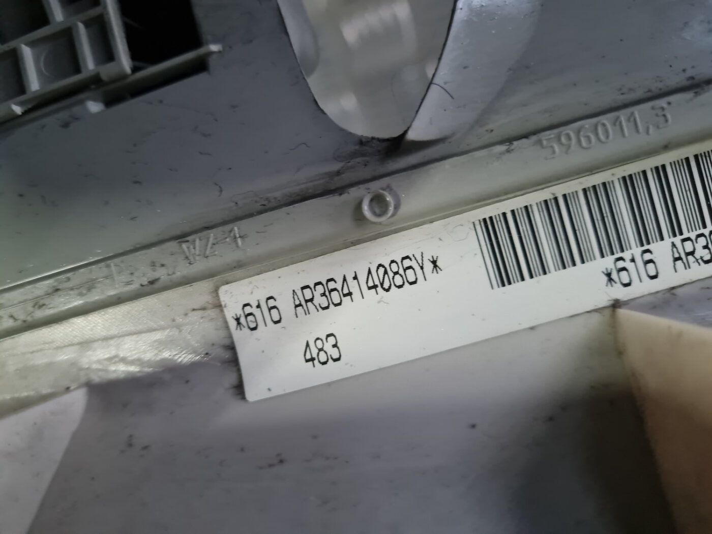 Vidējas salona statnes apdare priekš VW GOLF 6 2011 4 Vidējas salona statnes apdare priekš VW GOLF 6 2011