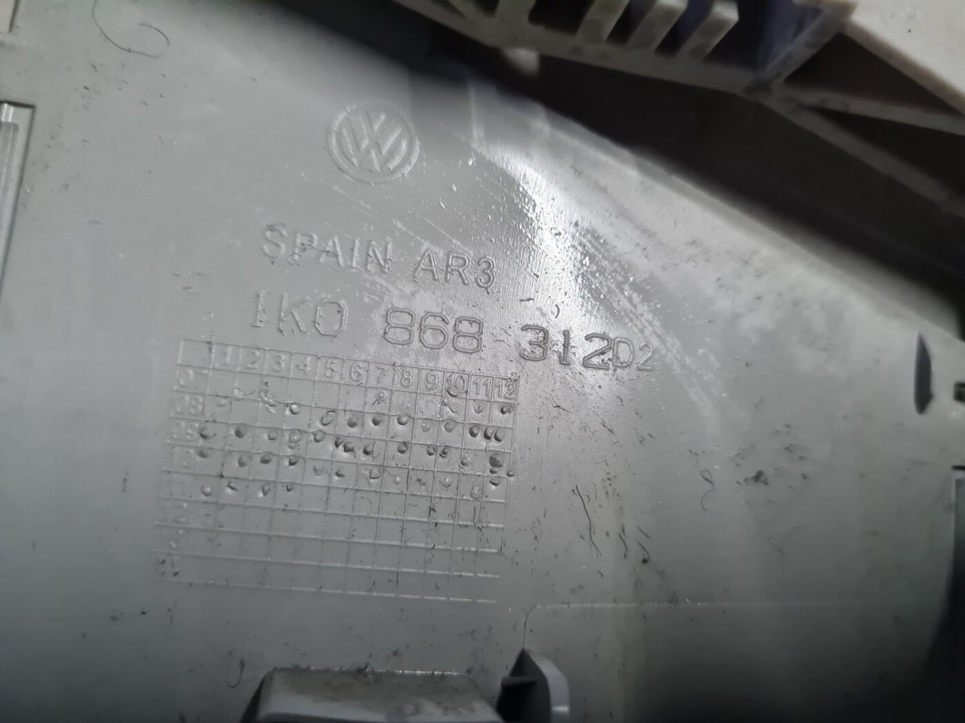 Vidējas salona statnes apdare priekš VW GOLF 6 2011 3 Vidējas salona statnes apdare priekš VW GOLF 6 2011