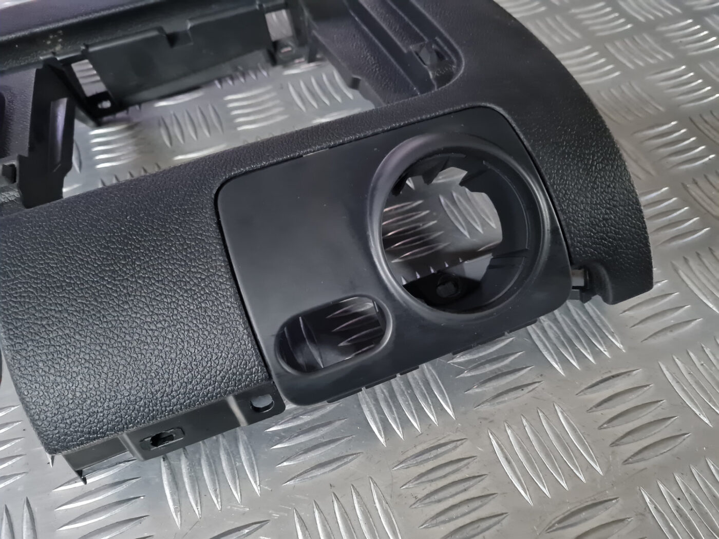 Gaismas slēdža apdare (uz paneļa) priekš VW GOLF 6 2011 2 Gaismas slēdža apdare (uz paneļa) priekš VW GOLF 6 2011