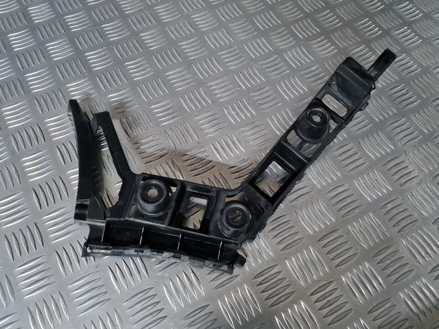 Aizmugurēja bufera kronšteins priekš VW GOLF 6 2011 6 Aizmugurēja bufera kronšteins priekš VW GOLF 6 2011