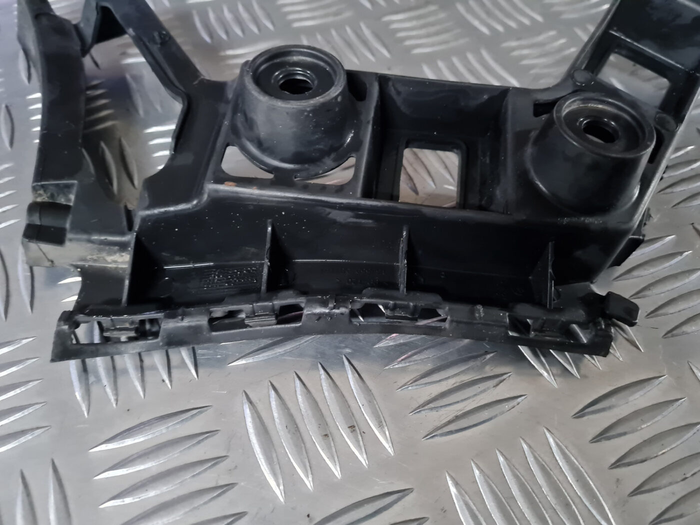 Aizmugurēja bufera kronšteins priekš VW GOLF 6 2011 5 Aizmugurēja bufera kronšteins priekš VW GOLF 6 2011