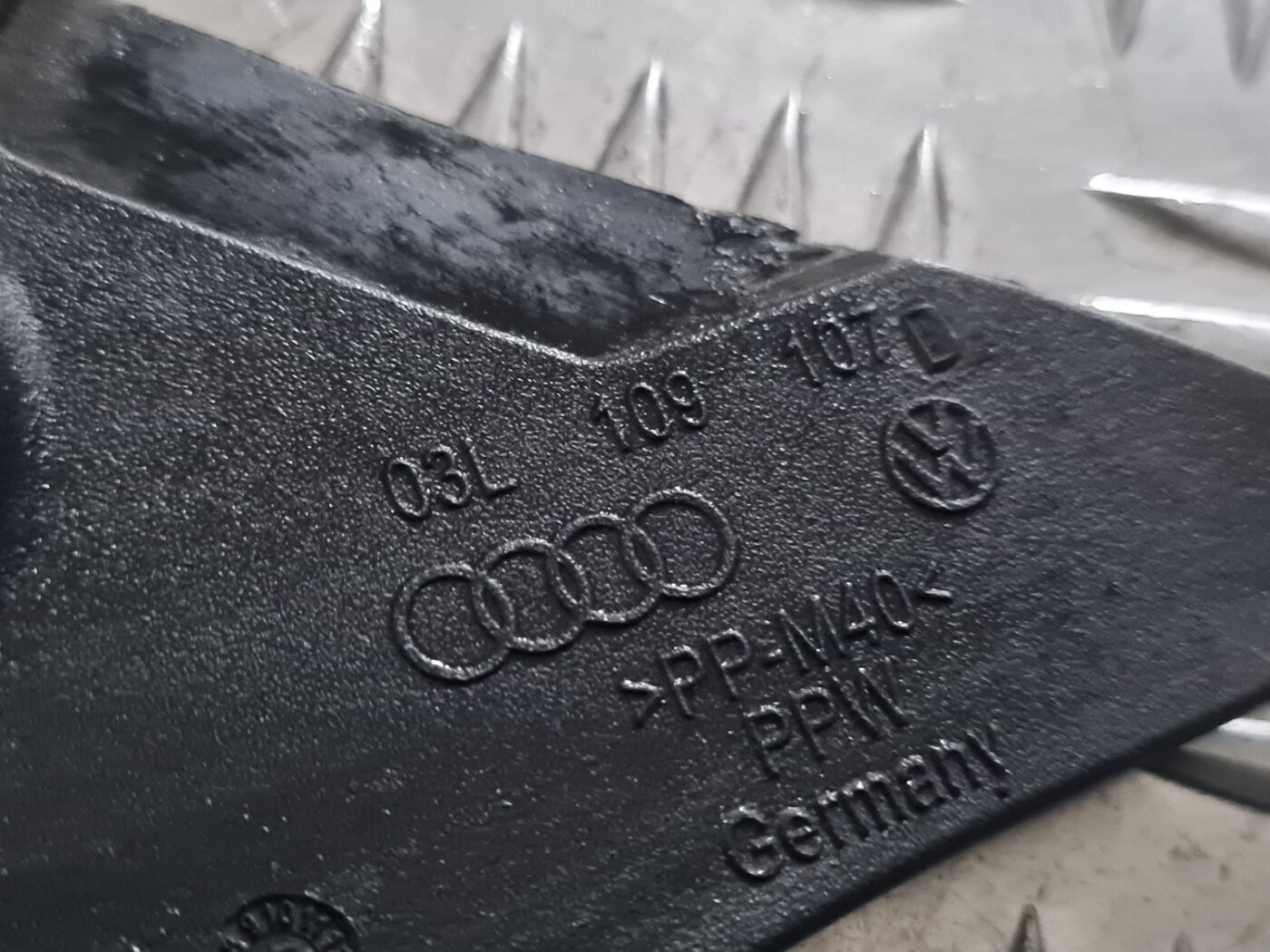 Zobsīksnas aizsargs priekš VW GOLF 6 2011 4 Zobsīksnas aizsargs priekš VW GOLF 6 2011