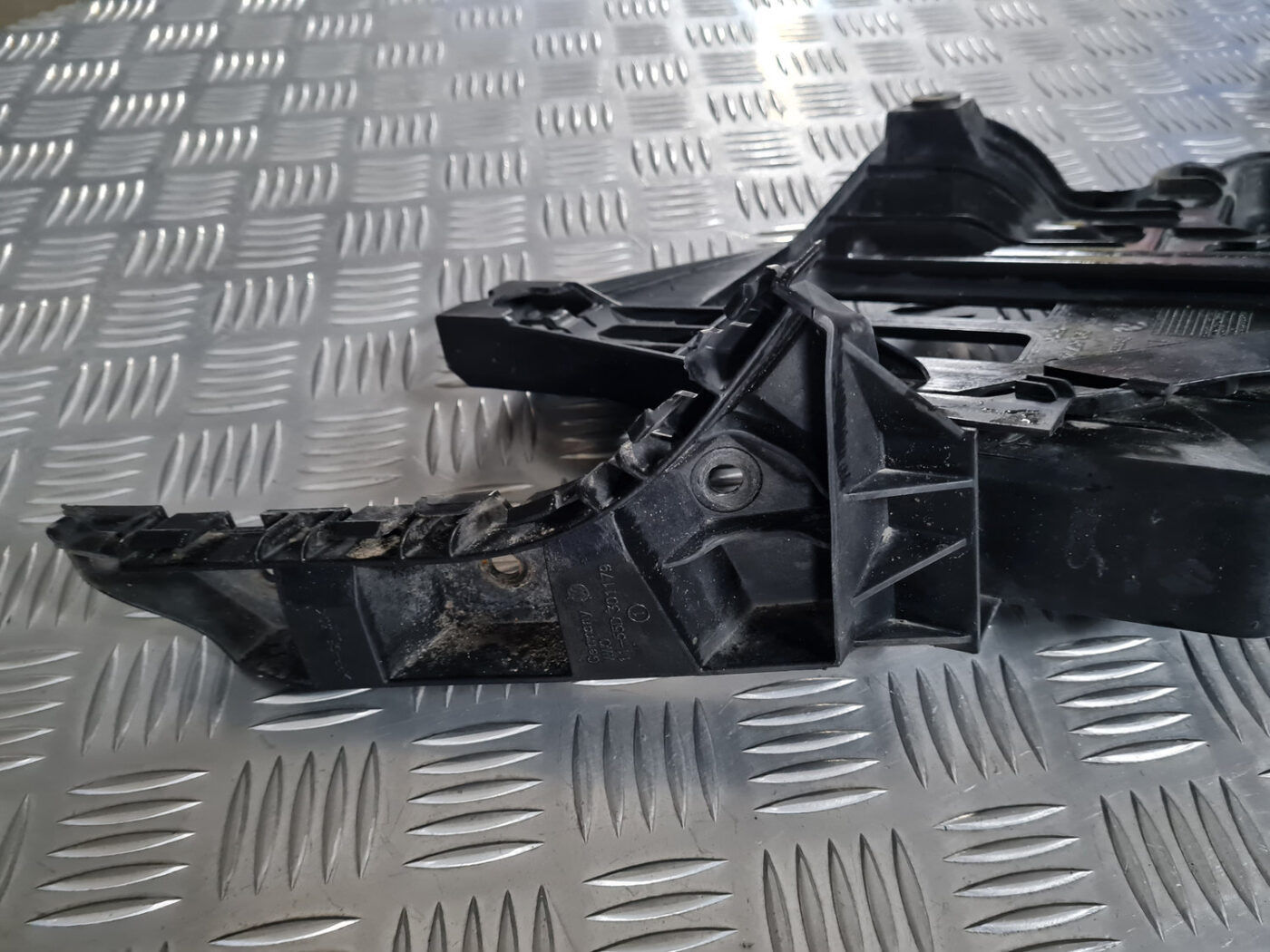 Priekšēja luktura kronšteins priekš VW GOLF 6 2011 2 Priekšēja luktura kronšteins priekš VW GOLF 6 2011