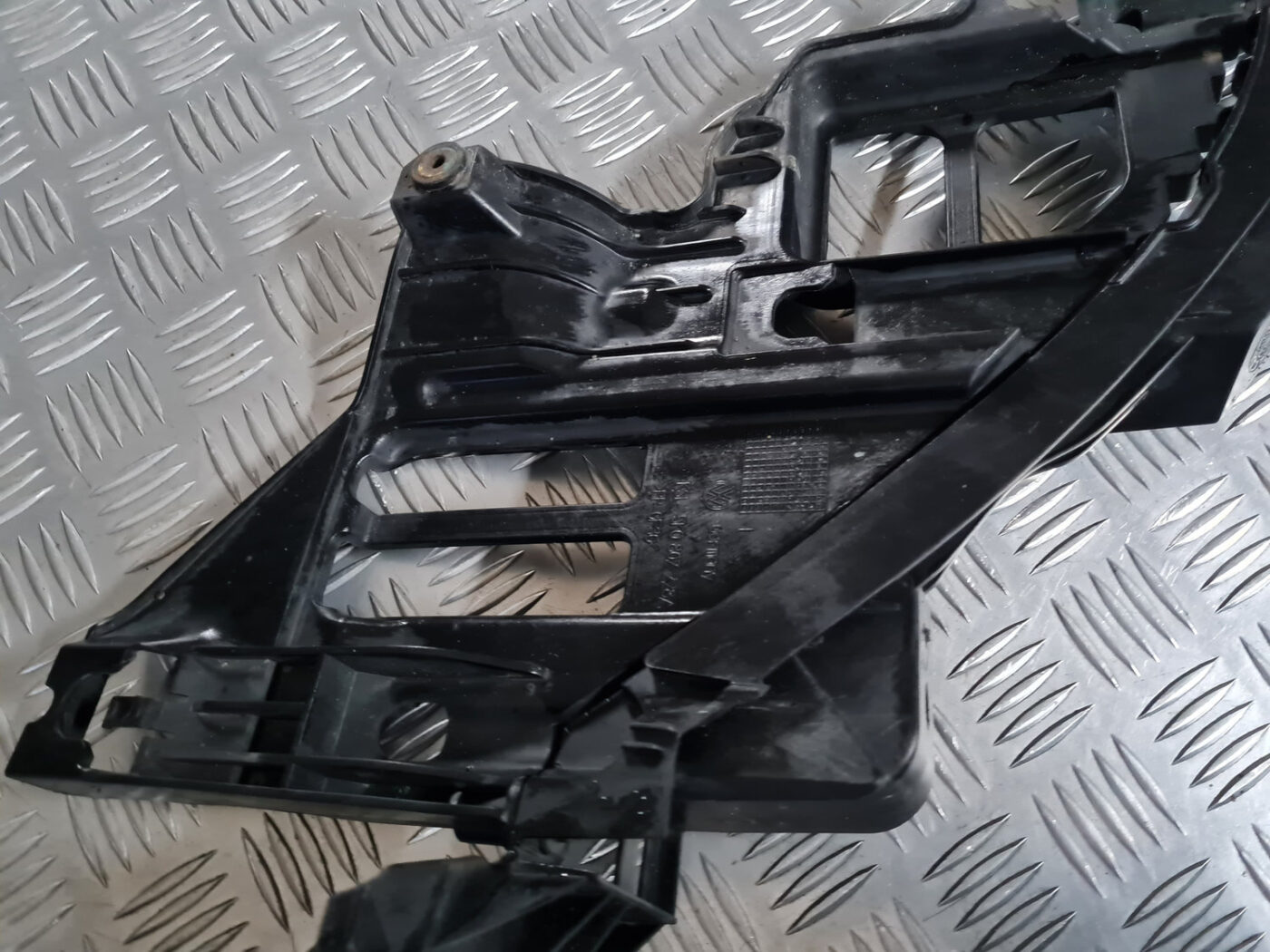 Priekšēja luktura kronšteins priekš VW GOLF 6 2011 11 Priekšēja luktura kronšteins priekš VW GOLF 6 2011