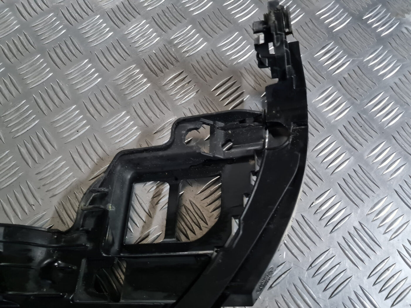 Priekšēja luktura kronšteins priekš VW GOLF 6 2011 10 Priekšēja luktura kronšteins priekš VW GOLF 6 2011