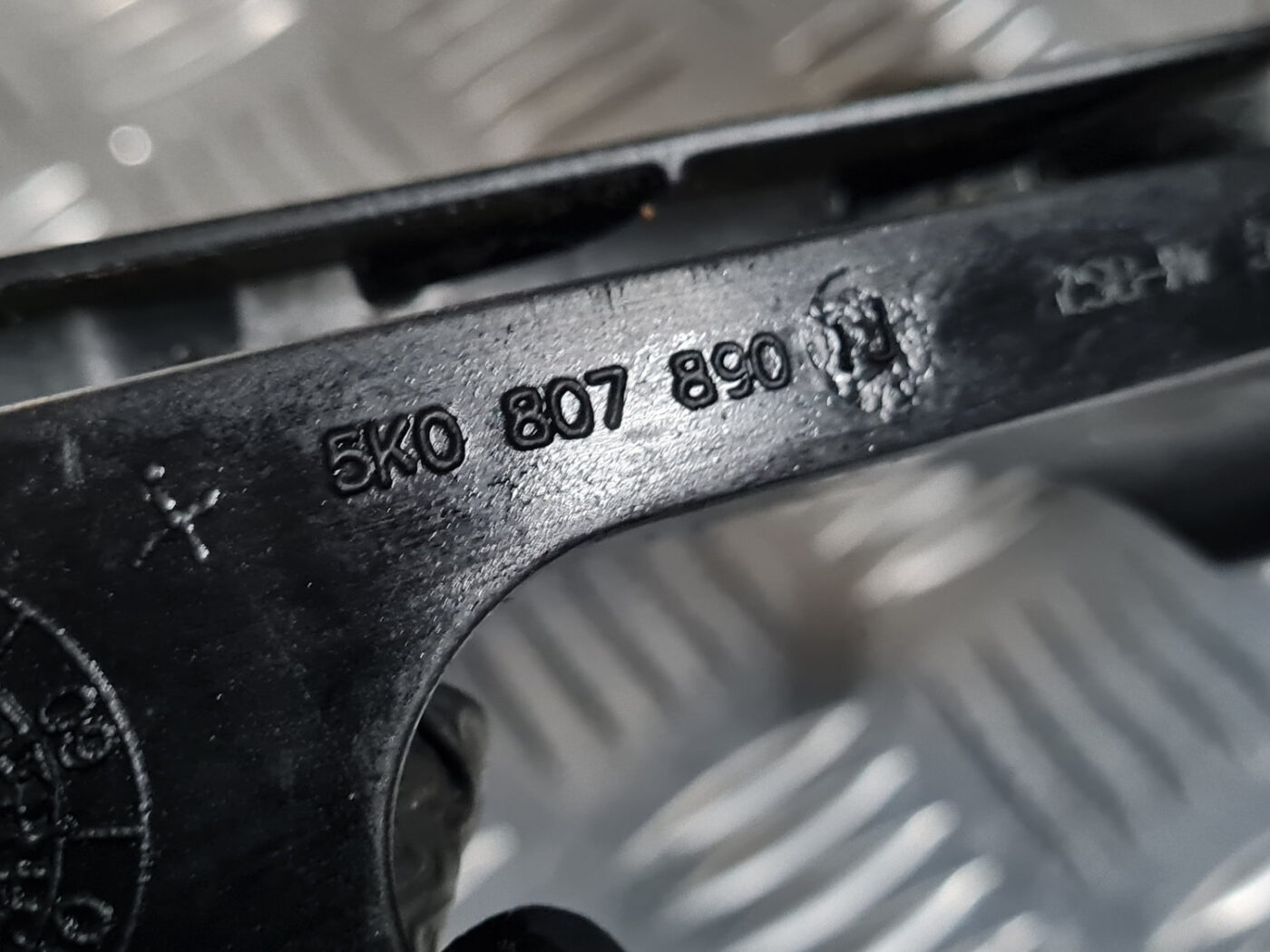 Priekšēja luktura kronšteins priekš VW GOLF 6 2011 9 Priekšēja luktura kronšteins priekš VW GOLF 6 2011