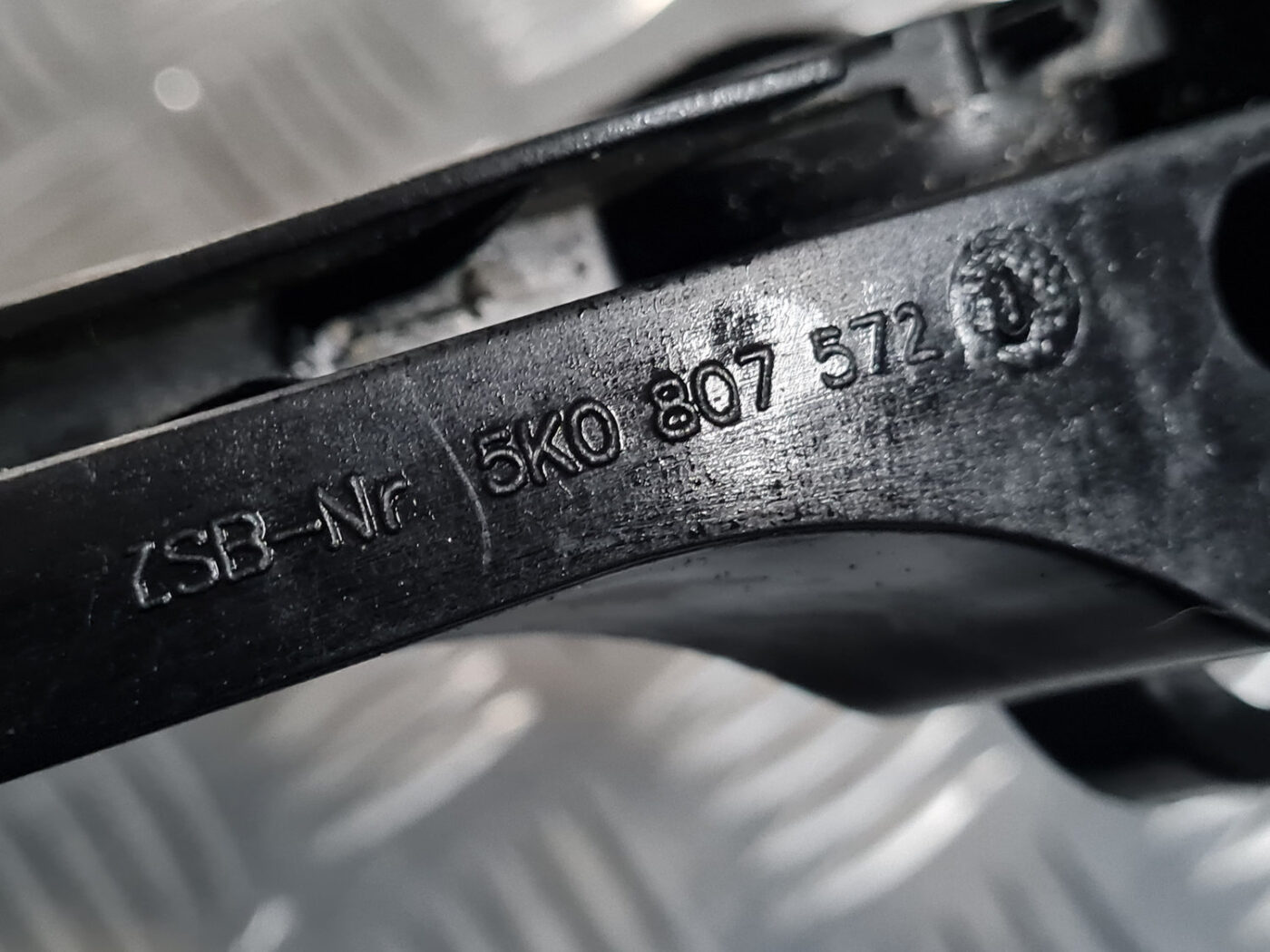 Priekšēja luktura kronšteins priekš VW GOLF 6 2011 8 Priekšēja luktura kronšteins priekš VW GOLF 6 2011